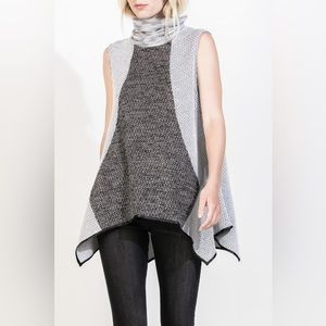 𝅺Women’s THML leather trim turtleneck black & white knit top size XS